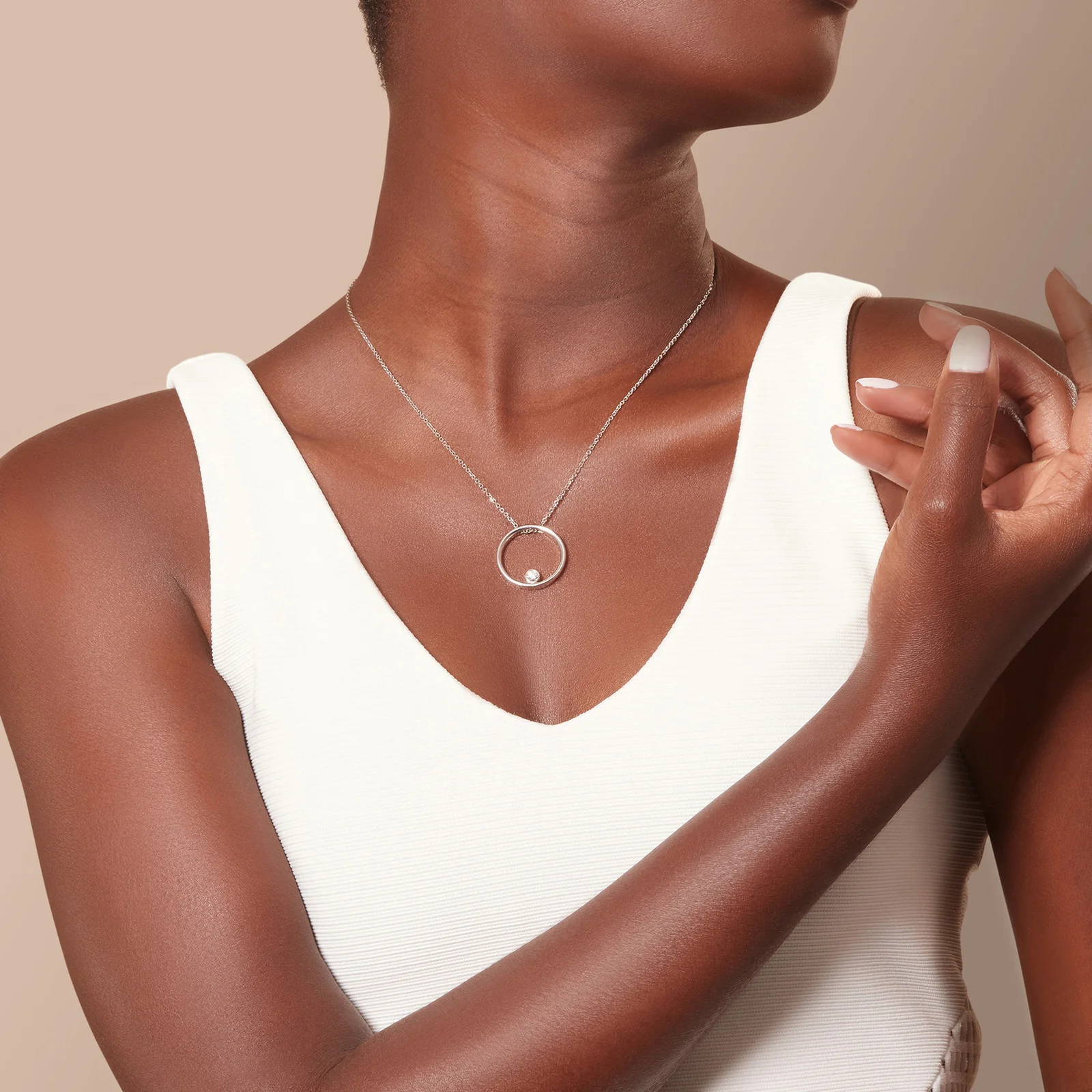 Round Diamond Circle Pendant in 14kt White Gold - Image 5